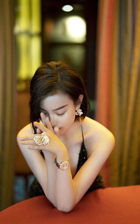倪妮气质动人黑色V领礼服美照，尽显苗条身材和动人锁骨
