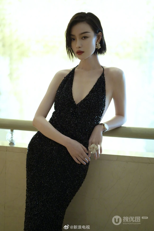倪妮气质动人黑色V领礼服美照，尽显苗条身材和动人锁骨