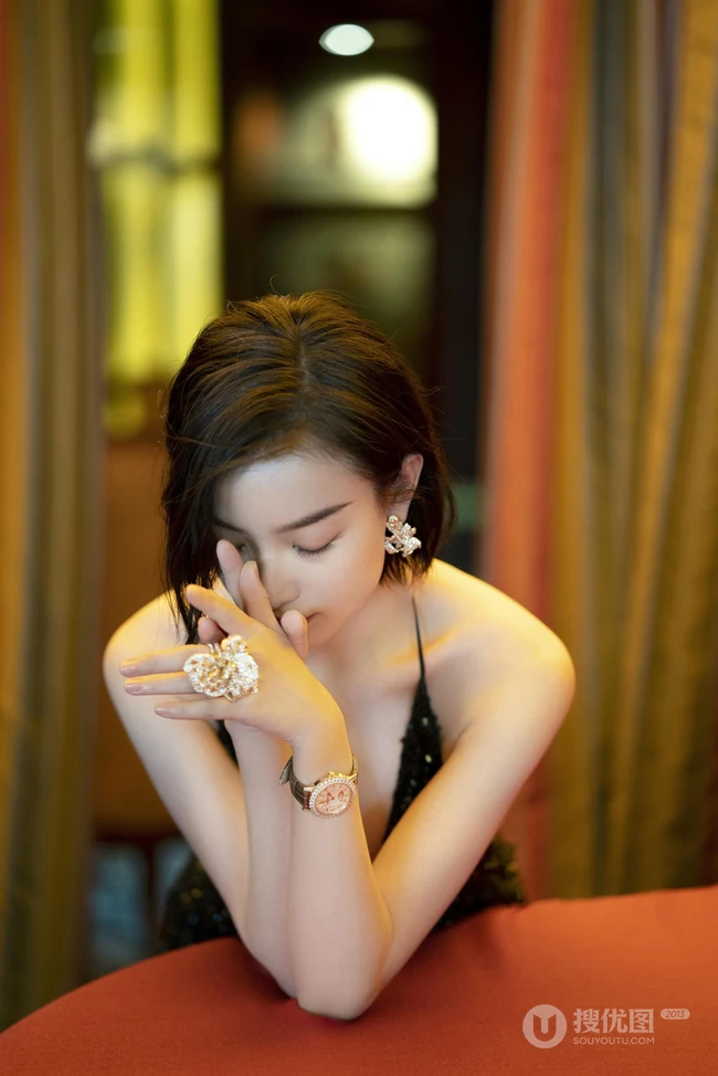 倪妮气质动人黑色V领礼服美照，尽显苗条身材和动人锁骨
