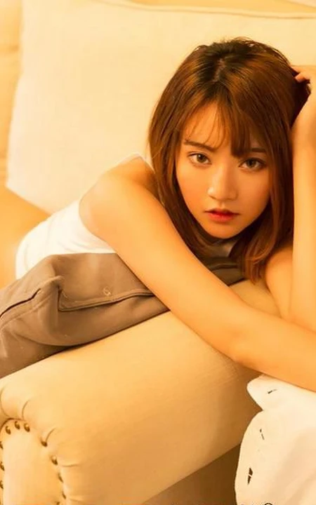 暧昧色！齐肩短发线条少女成成白衫，牛仔裤系列室内沙发写真图片