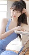又纯又欲 齐刘海，马尾辫童颜女生蓝色肩带连衣裙室内高清写真吸睛图片