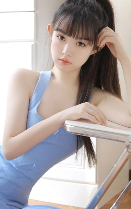 又纯又欲 齐刘海，马尾辫童颜女生蓝色肩带连衣裙室内高清写真吸睛图片