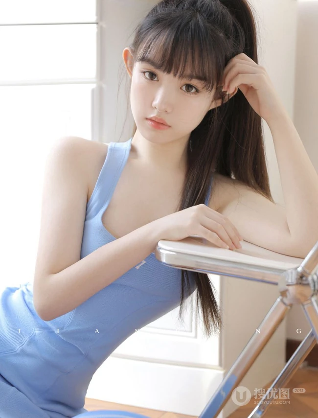 又纯又欲 齐刘海，马尾辫童颜女生蓝色肩带连衣裙室内高清写真吸睛图片