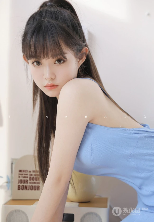 又纯又欲 齐刘海，马尾辫童颜女生蓝色肩带连衣裙室内高清写真吸睛图片