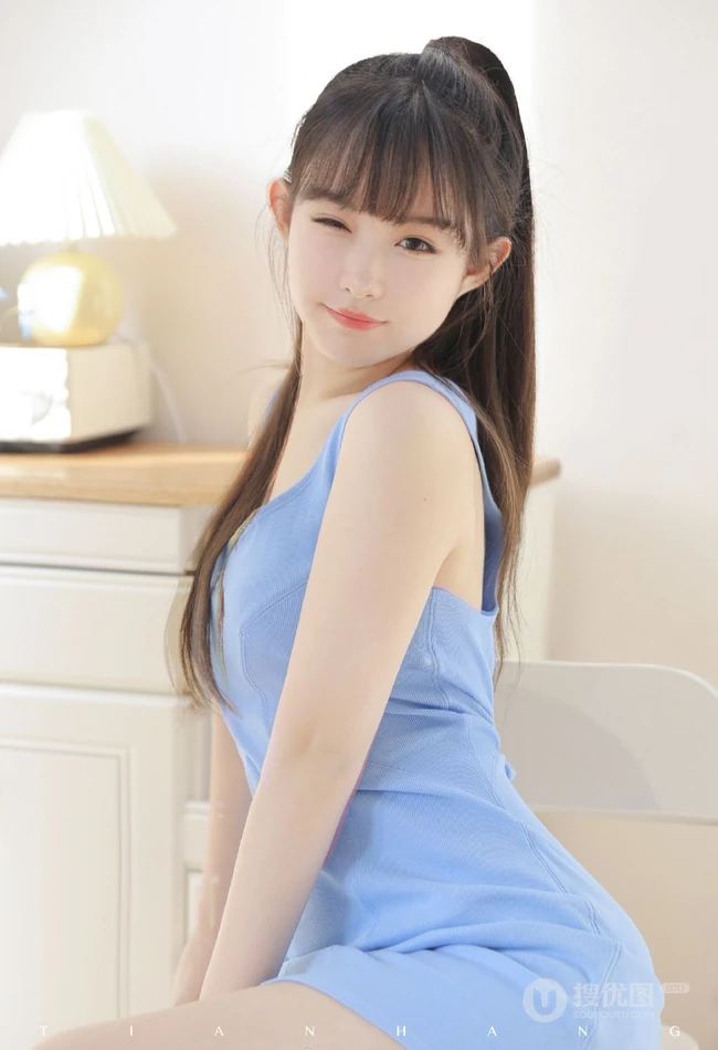 又纯又欲 齐刘海，马尾辫童颜女生蓝色肩带连衣裙室内高清写真吸睛图片