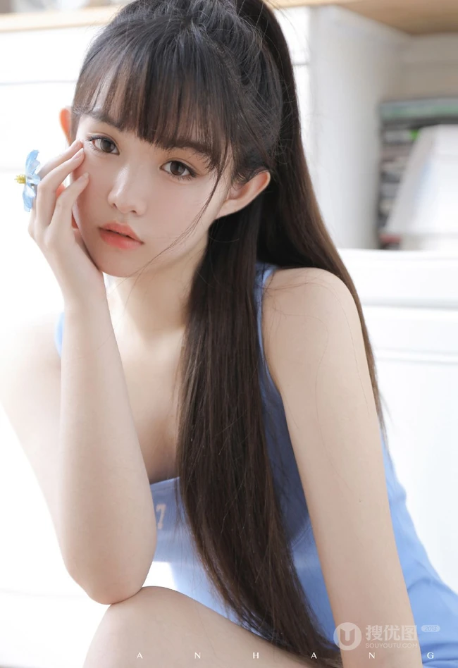 又纯又欲 齐刘海，马尾辫童颜女生蓝色肩带连衣裙室内高清写真吸睛图片