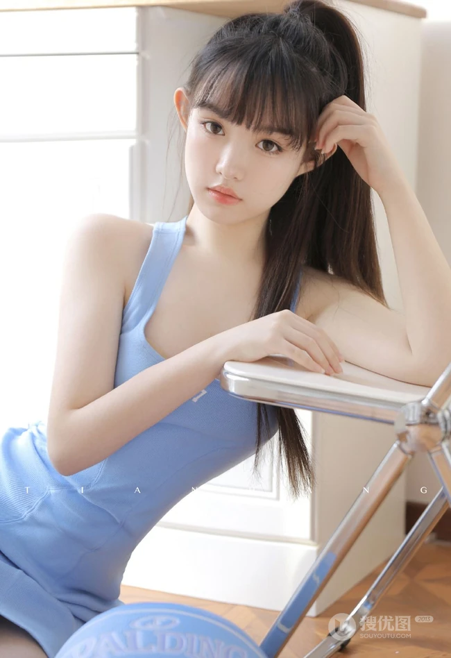 又纯又欲 齐刘海，马尾辫童颜女生蓝色肩带连衣裙室内高清写真吸睛图片