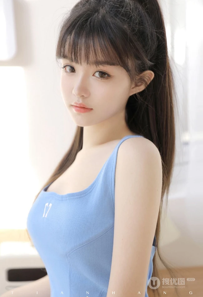 又纯又欲 齐刘海，马尾辫童颜女生蓝色肩带连衣裙室内高清写真吸睛图片