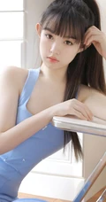 又纯又欲 齐刘海，马尾辫童颜女生蓝色肩带连衣裙室内高清写真吸睛图片