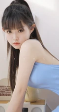 又纯又欲 齐刘海，马尾辫童颜女生蓝色肩带连衣裙室内高清写真吸睛图片