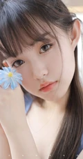 又纯又欲 齐刘海，马尾辫童颜女生蓝色肩带连衣裙室内高清写真吸睛图片