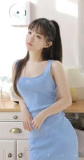 又纯又欲 齐刘海，马尾辫童颜女生蓝色肩带连衣裙室内高清写真吸睛图片