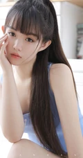 又纯又欲 齐刘海，马尾辫童颜女生蓝色肩带连衣裙室内高清写真吸睛图片