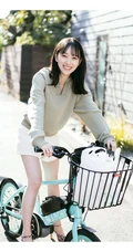 日本偶像团体女生艺人堀未央奈清凉穿搭写真图集欣赏