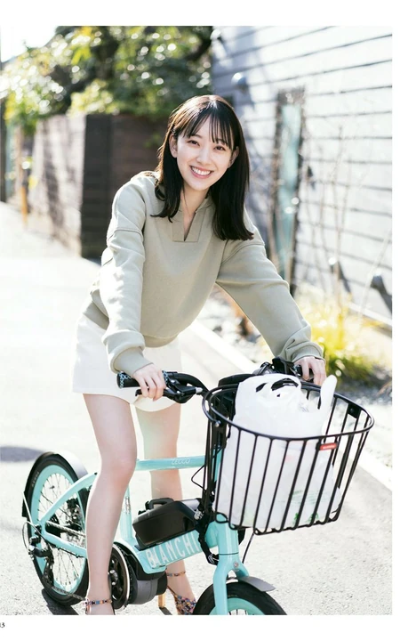 日本偶像团体女生艺人堀未央奈清凉穿搭写真图集欣赏