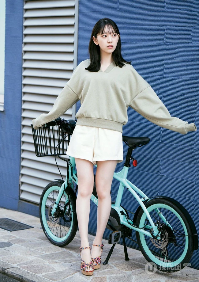 日本偶像团体女生艺人堀未央奈清凉穿搭写真图集欣赏