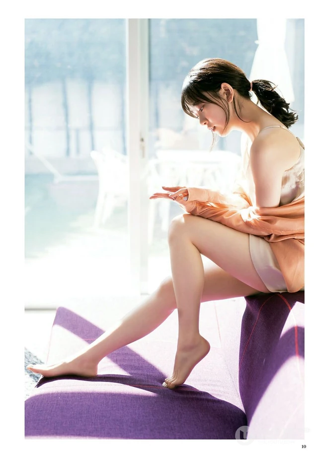 日本偶像团体女生艺人堀未央奈清凉穿搭写真图集欣赏