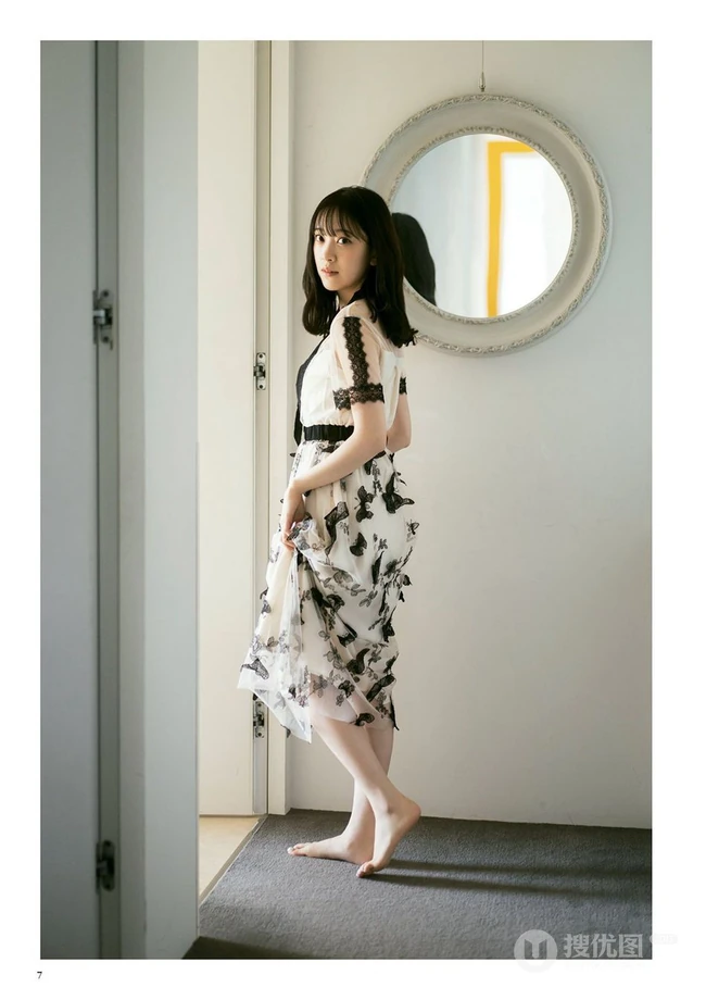 日本偶像团体女生艺人堀未央奈清凉穿搭写真图集欣赏