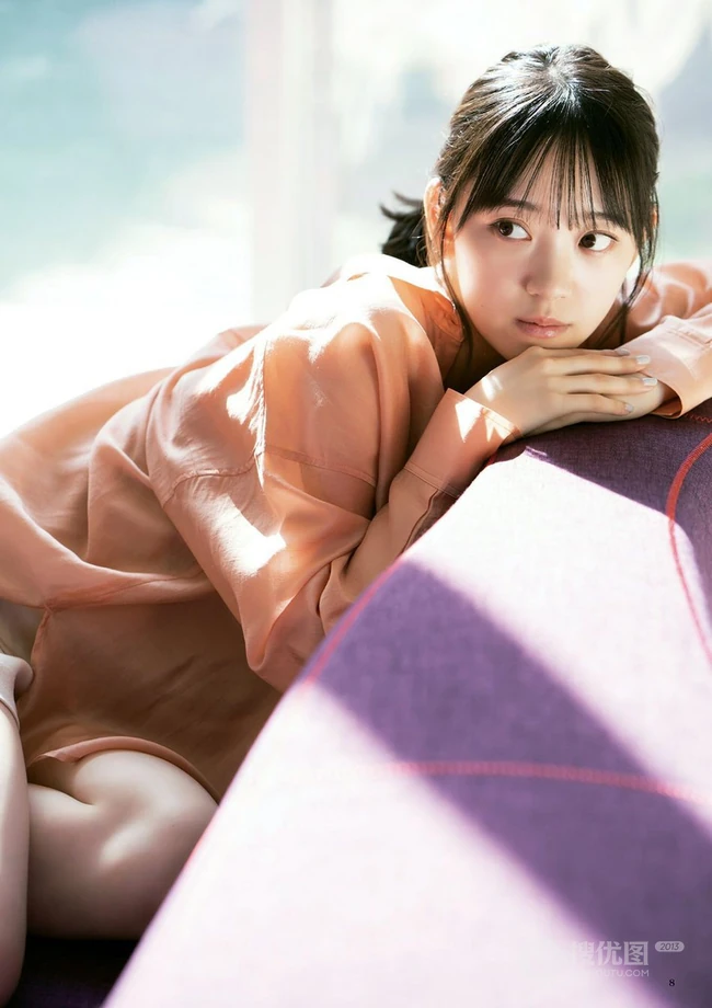 日本偶像团体女生艺人堀未央奈清凉穿搭写真图集欣赏