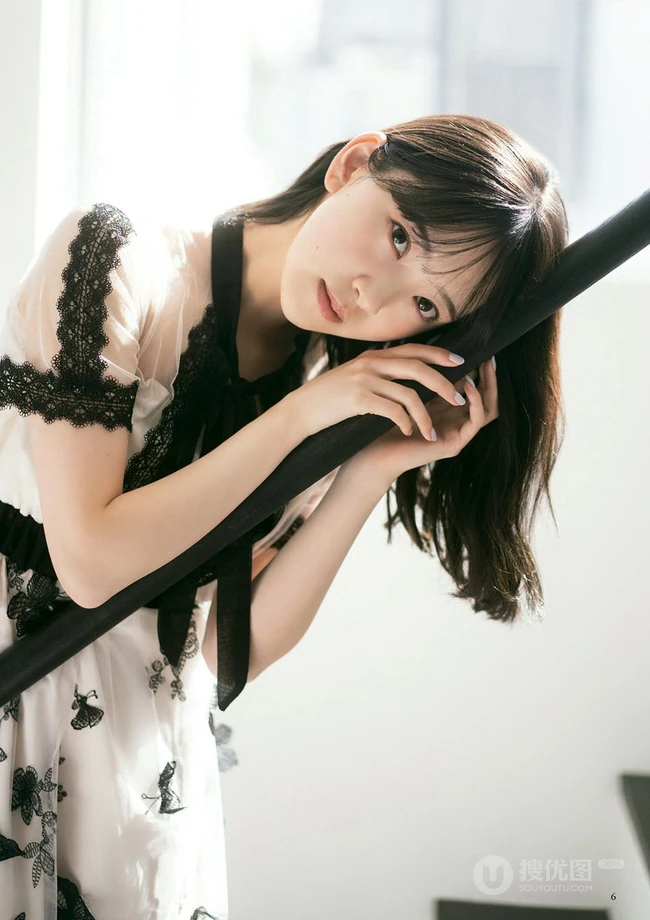 日本偶像团体女生艺人堀未央奈清凉穿搭写真图集欣赏