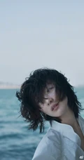 周冬雨乘坐游轮畅游海上慵懒随意写真图片