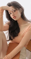 嘴唇很气质的气质卷发女生休闲T恤短裤穿着手捧日记居家写真图片
