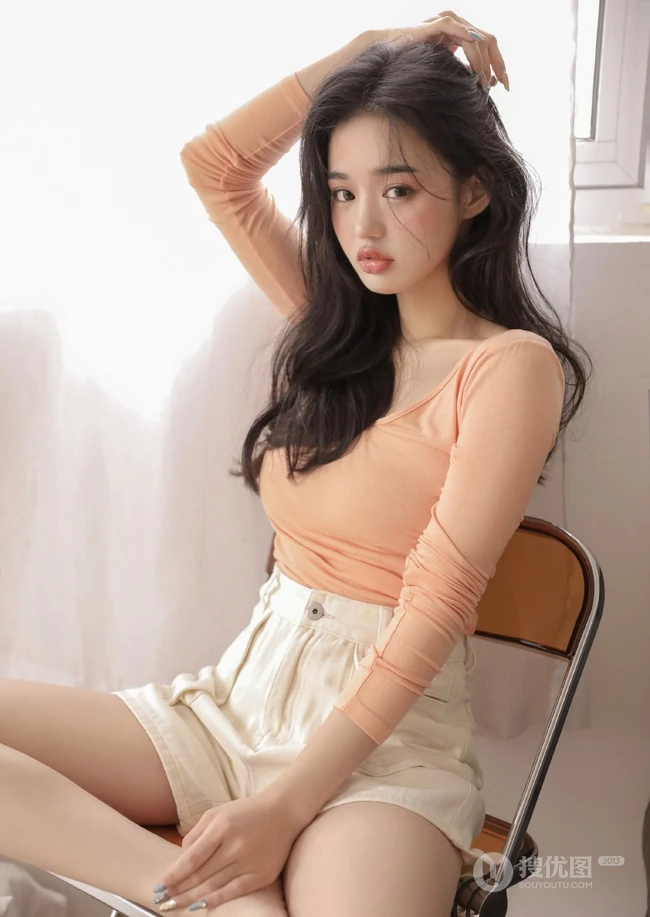 嘴唇很气质的气质卷发女生休闲T恤短裤穿着手捧日记居家写真图片
