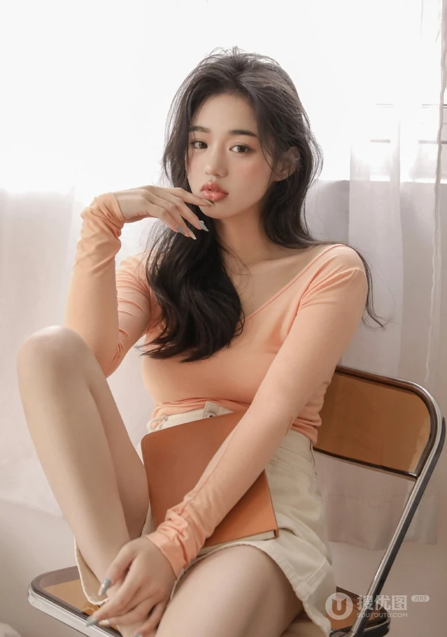 嘴唇很气质的气质卷发女生休闲T恤短裤穿着手捧日记居家写真图片