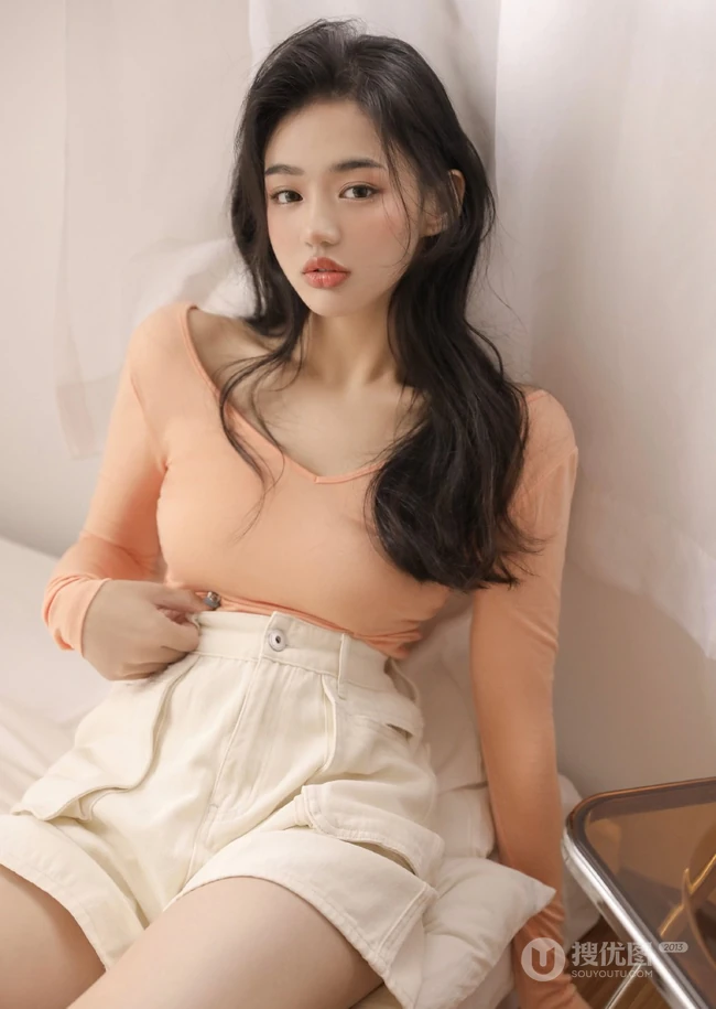 嘴唇很气质的气质卷发女生休闲T恤短裤穿着手捧日记居家写真图片