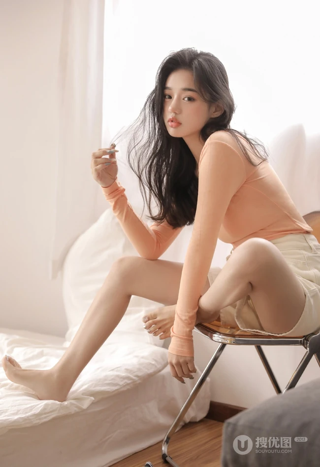 嘴唇很气质的气质卷发女生休闲T恤短裤穿着手捧日记居家写真图片