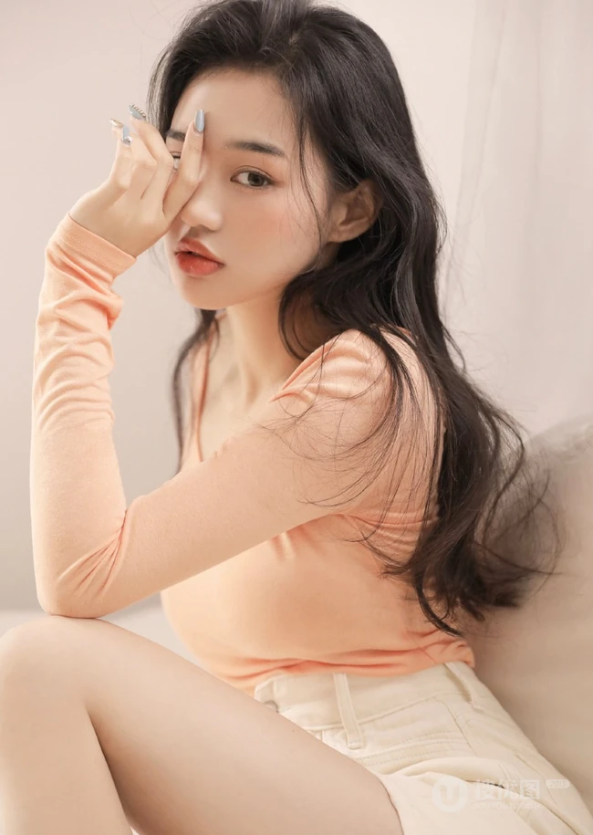 嘴唇很气质的气质卷发女生休闲T恤短裤穿着手捧日记居家写真图片