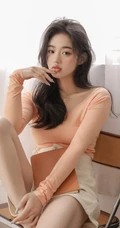 嘴唇很气质的气质卷发女生休闲T恤短裤穿着手捧日记居家写真图片