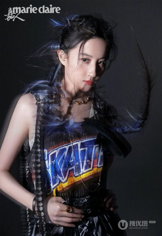 刘亦菲嘉人杂志写真美照，双麻花辫发型搭配酷飒穿搭，动感青春