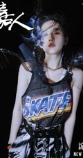 刘亦菲嘉人杂志写真美照，双麻花辫发型搭配酷飒穿搭，动感青春