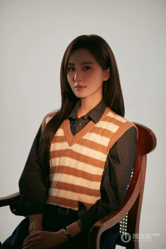 刘诗诗静坐椅子温柔气质写真美照
