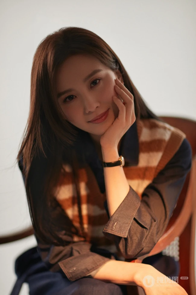 刘诗诗静坐椅子温柔气质写真美照
