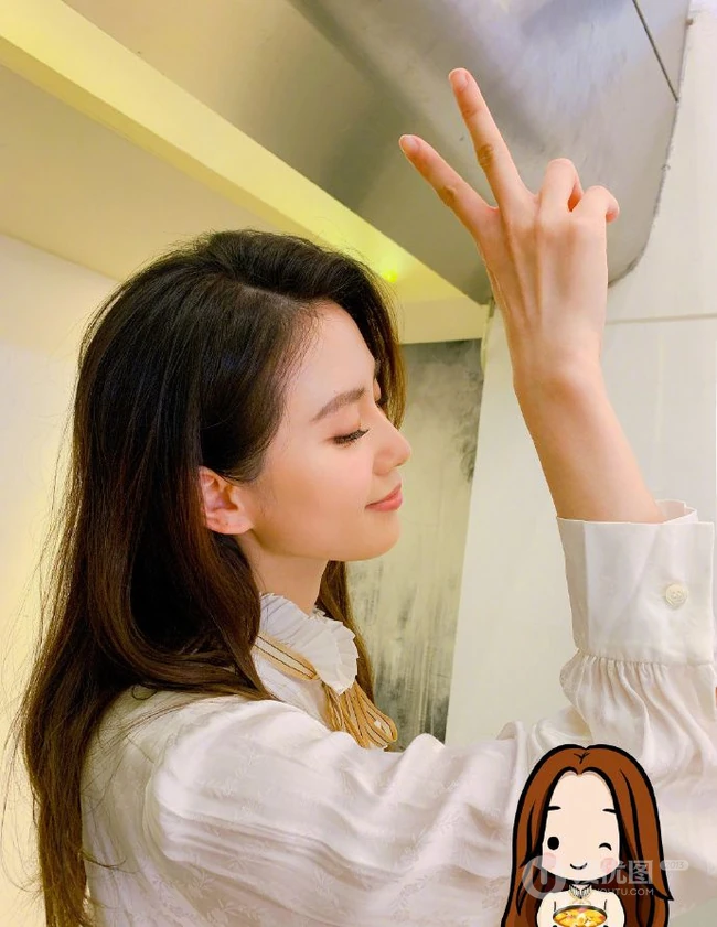 刘诗诗静坐椅子温柔气质写真美照