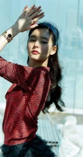 新木优子复古头饰搭配红衣黑裙优雅气质户外写真图片