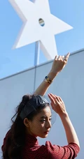 新木优子复古头饰搭配红衣黑裙优雅气质户外写真图片