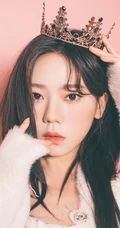 张紫宁头戴小皇冠，身穿白衣白裙温柔唯美室内写真照