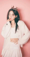 张紫宁头戴小皇冠，身穿白衣白裙温柔唯美室内写真照