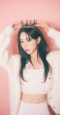 张紫宁头戴小皇冠，身穿白衣白裙温柔唯美室内写真照