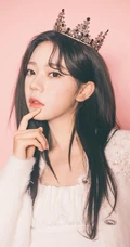 张紫宁头戴小皇冠，身穿白衣白裙温柔唯美室内写真照