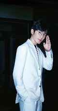 白宇身穿白色西服套装化身治愈系暖男帅气写真图片