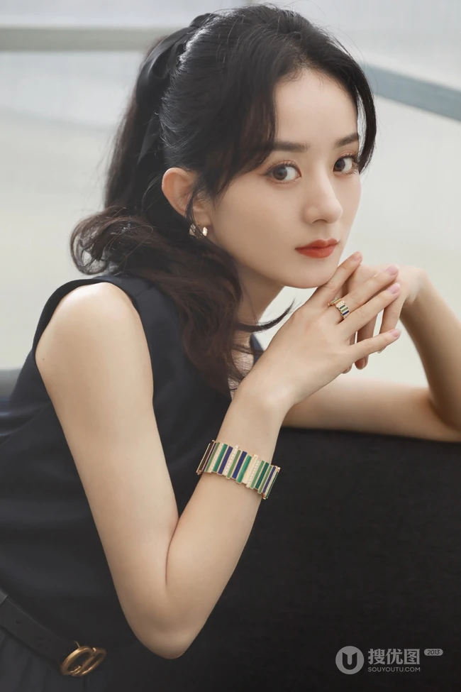赵丽颖气质V领黑裙着身尽显优雅气质写真图片
