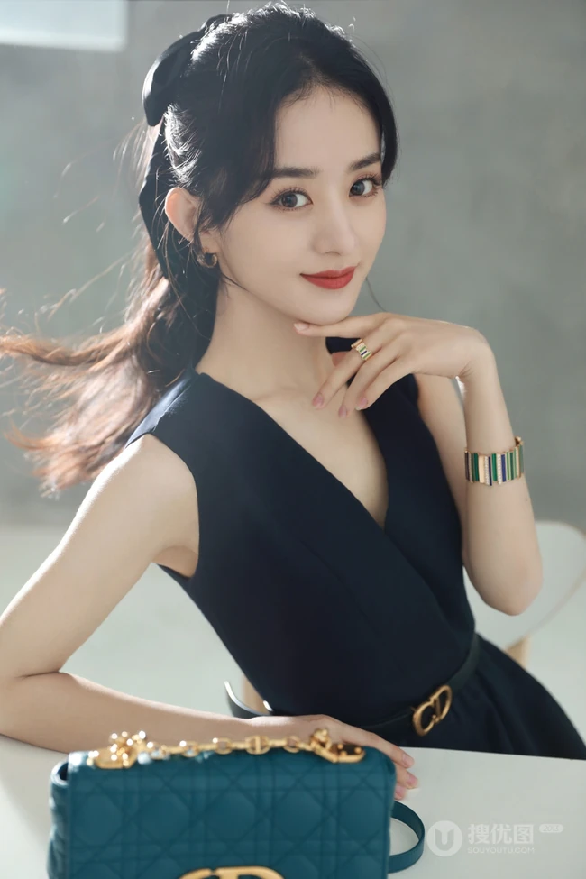 赵丽颖气质V领黑裙着身尽显优雅气质写真图片