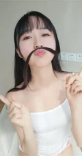 有虎牙的娇小可爱少女木绵绵白色肩带小背心红色短裤居家悠闲写真图片集