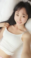 有虎牙的娇小可爱少女木绵绵白色肩带小背心红色短裤居家悠闲写真图片集