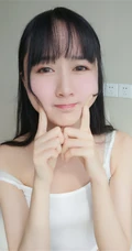 有虎牙的娇小可爱少女木绵绵白色肩带小背心红色短裤居家悠闲写真图片集