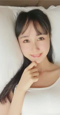 有虎牙的娇小可爱少女木绵绵白色肩带小背心红色短裤居家悠闲写真图片集
